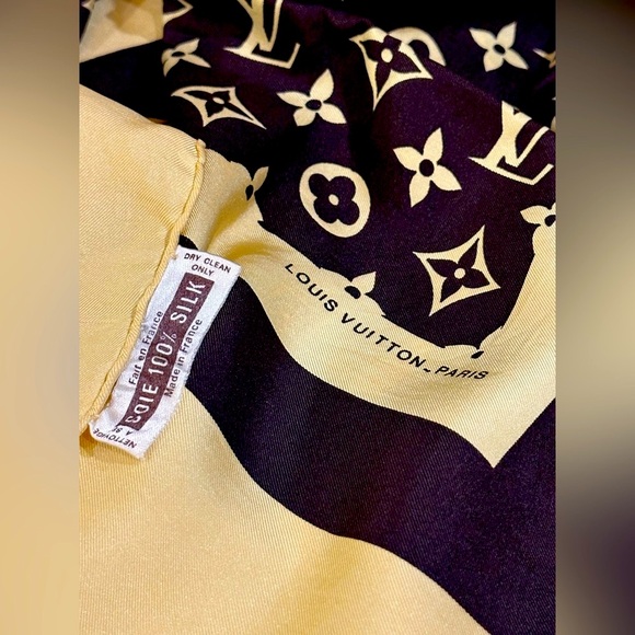 πLOUIS VUITTON Monogram Silk Scarf w/Tag - Picture 8 of 11